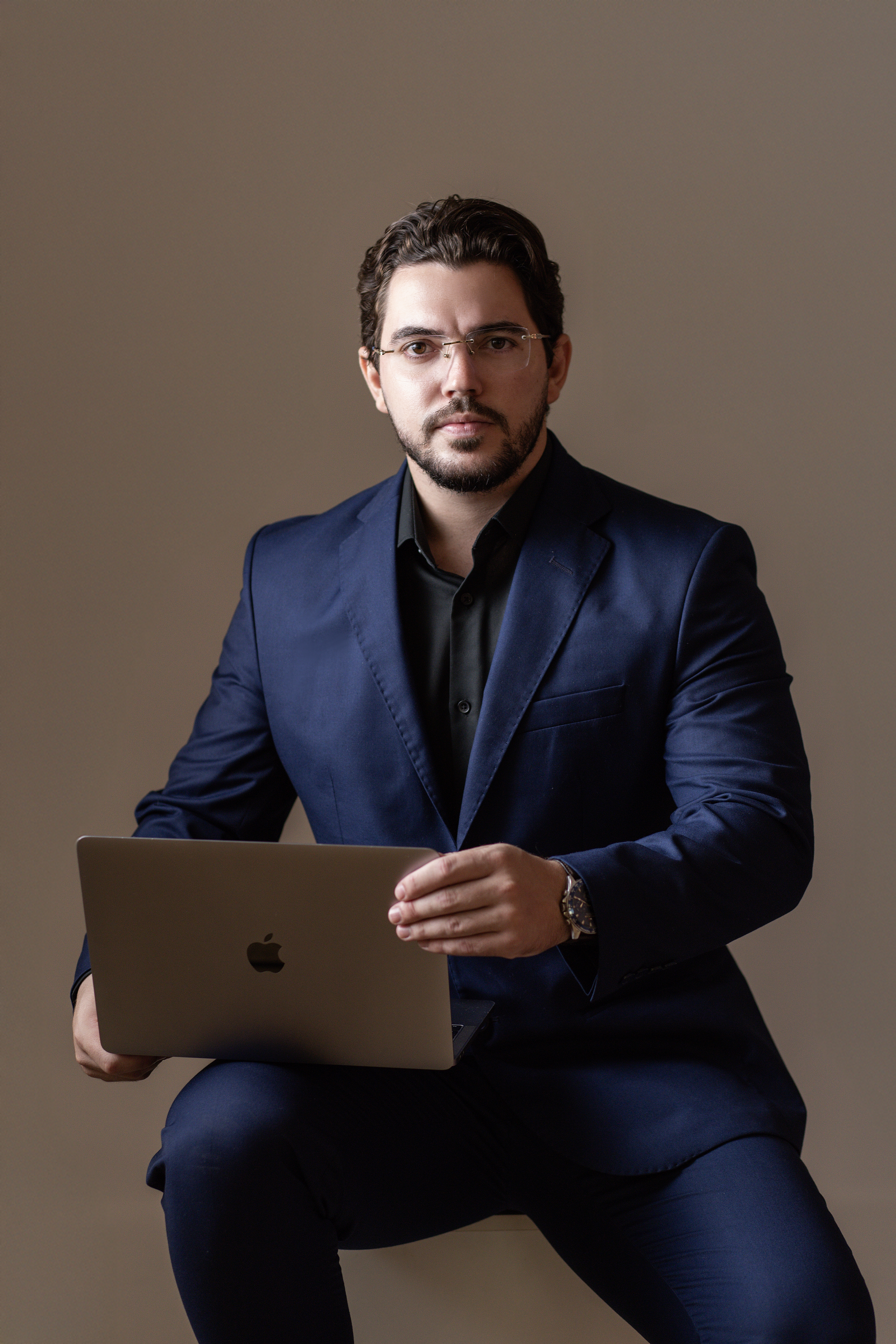 Fundador da MedFlux com notebook
